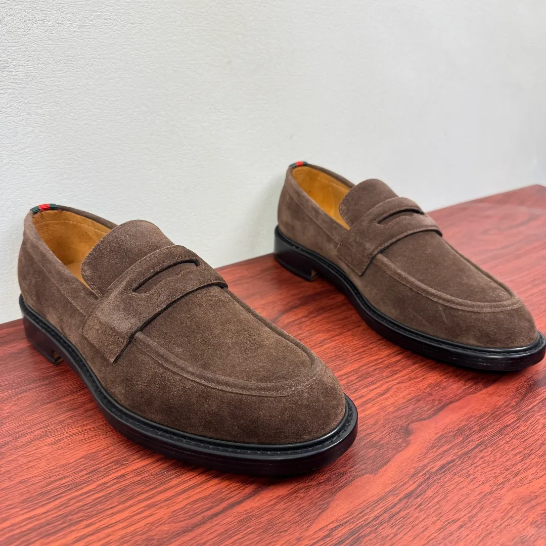 Batch 980 Gucci/Gucci new men's solid color leather loafers! These elegant loafers are crafted from soft suede calfskin and are available in two styles. The upper is decorated with genuine leather buckles, adding low-key and unique logo pattern elements. Simple style design. Classic European and American last style. Standard style. Red and green webbing decoration on the heel embellishes brand style details. Select high-quality leather, look at the details for textured workmanship, dyed calfskin lining, uniform and delicate pores, soft and comfortable. Thickened leather outsole, composite rubber bottom sheet at the heel, excellent foot comfort, wear-resistant and non-slip, the first choice for light luxury, versatile for footwear, and comes with a full set of packaging! Size: 39-40-41-42-43-44 leather shoe size (38.45.46 can be customized) Item number: 812168 Suede coffee color